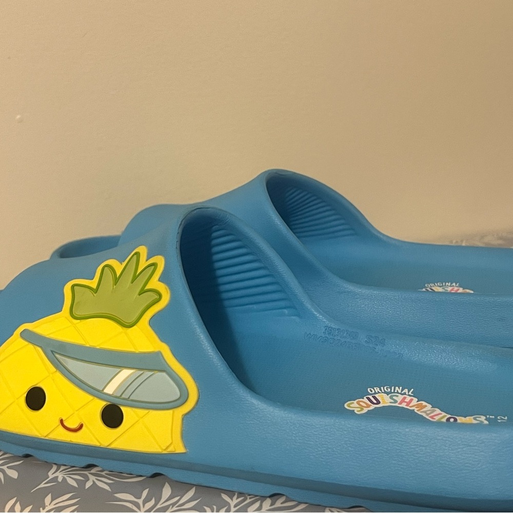 Women’s Squishmallows Maui the Pineapple Casual Molded Slide Sandal Size 11 / 12 - Picture 2 of 7